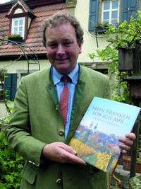 Karl Graf zu Castell-Rüdenhausen mit seinem neuen Buch „Mein Franken lob ich mir . . .“.