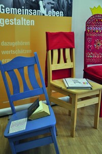 Die von Menschen mit Handicap gestalteten St&uuml;hle dr&uuml;cken ihr situationsbedingt &bdquo;besonderes&ldquo; Lebensgef&uuml;hl aus.