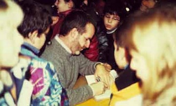 Der Autor Rudolf Herfurtner umringt von jungen Zuhörern in Volkach.