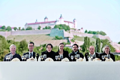 Eine M&ouml;glichkeit zur erlebnisreichen Kostprobe besteht am Donnerstag, 5. August 2010, von 18.30 bis circa 22.30 Uhr in W&uuml;rzburg. Das vierg&auml;ngige &bdquo;Men&uuml; unter Sternen&ldquo; kostet 75 Euro pro Person inklusive Wasser und korrespondierenden Weinen. Verbindlich reserviert wird online unter www.wir-franken.de