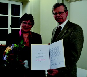 Premiere: Der Gesch&auml;ftsf&uuml;hrer der Stiftung Kulturwerk Schlesien, Dr. Ulrich Schmilewski, &uuml;berreichte der Autorin und P&auml;dagogin Dr. Therese Chromik den ersten Edith-Heine-Lyrik-Preis. Er ist mit 500 Euro dotiert.