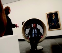 Prominenter Tester der Hörinsel in der Kunsthalle: OB Sebastian Remelé.
