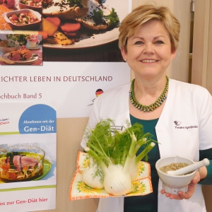 Fenchel ist eines der ältesten Gewürze - bereits 3000 vor Chr. soll man die Wirkung des Fenchels gekannt und genutzt haben und zwar in Mesopotamien, sagt Uschi Strohmeier. Fenchel habe in mehrfacher Hinsicht heilende Wirkung, er lindere Krämpfe, löse festsitzenden Schleim und hemme Bakterien und Pilze in ihrem Wachstum.