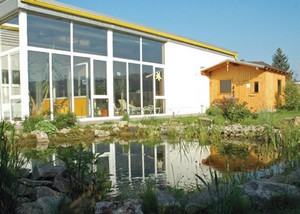 Runterkommen im Gesundheitszentrum Impuls, das fällt leicht. Schon die Atmosphäre im idyllisch gelegen Saunagarten lädt dazu ein.
