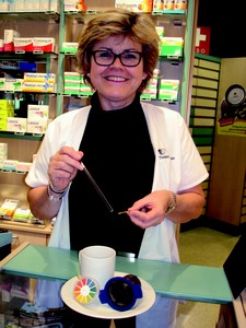 Aus der persönlichen Hausapotheke empfiehlt Uschi Strohmeier einen Basenausgleichstee Main Vata-Tee, der angelehnt an das Ayurvedische dazu beiträgt, dass der Körper nicht mehr „sauer“ ist. In der Mischung sind nur pflanzliche Kräuter und Gewürze, die in Indien seit Jahrhunderten ihren Dienst tun. Erhältlich ist MainVata -Tee ab sofort in der Theater-Apotheke Würzburg.