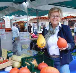 „Haupterntezeit der gesunden Beere ist im Herbst und Winter. Bei Lagerung im Keller hält sich der Kürbis über mehrere Wochen und angeschnitten in Folie zwei bis drei Tage“, so Uschi Strohmeier.