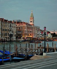 Ein einmaliges Schauspiel bietet sich bei Sonnenuntergang. Unzählige Lichter erleuchten den Canal Grande und die prachtvollen Palazzi.