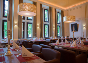 „Unsere Tische wurden aus einer 170 Jahre alten Weinpresse gefertigt“, weist Wiesenegg auf eine Besonderheit des neuen Bürgerzimmers hin.