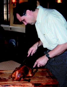 Gänsezeit im Gasthof Bären. Da legt der Chef auch schon mal persönlich das Tranchiermesser an.