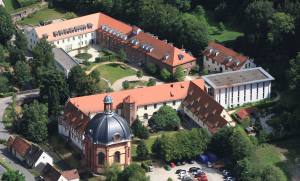 2003 schuf Willigis Jäger, Benediktiner und Zen-Meister, mit dem „Benediktushof“ in Holzkirchen ein international anerkanntes Zentrum für spirituelle Wege.
