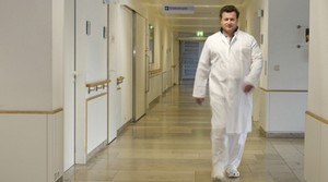 Dr. Stephan Forster tritt als Unfallchirurg oftmals den Wettlauf mit der Zeit an und operiert in einem Grenzbereich, der ihn bisweilen selbst an seine Grenzen führt.