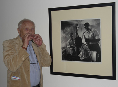 Jürgen Schadeberg führt durch seine Ausstellung „The Black and the White Fifties“ im Würzburger Kulturspeicher.