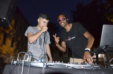 Diese zwei haben sichtlich Spaß: MC Hamudi und Stephen Keise beim gemeinsamen Beatboxen im Hof des b-hofs.