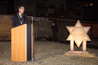 Oberbürgermeister Christian Schuchardt bei der Gedenkveranstaltung am Platz der ehemaligen Synagoge. Foto: Christian Weiß