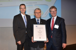 Verleihung der IHK-Ehrenurkunde (v.l.): Prof. Dr. Ralf Jahn (Hauptgeschäftsführer IHK Würzburg-Schweinfurt), Dr. Kurt Eckernkamp (Verleger und Aufsichtsratsvorsitzender Vogel Medien Gruppe) und Stefan Rühling (Vorsitzender der Geschäftsführung Vogel Business Media). Foto: Vogel Business Media