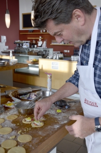 Kay Rodegra glänzte auch in diesem Jahr mit farbenfrohen und wohl einmaligen Plätzchen- Kreationen.
