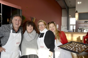 V.l.n.r.: Norbert Schmelz, Susanna Khoury, Sabine Unckell und Michaela Schlotter. Zimtsterne und Weihnachten – das gehört für Michaela Schlotter (rechts im Bild) und ihre Familie unbedingt zusammen.