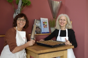 Premiere für Petra Meyer: Die Künstlerin wagt sich im Rahmen der Plätzchen- Aktion erstmals an Schwarz- Weiß-Gebäck. „Für mich ist Weihnachten in aller erster Linie ein Familienfest“, sagt Galeristin Ilka Klose (rechts im Bild). Und ihre eigene wächst und gedeiht.