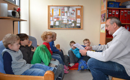 „Geschichten, die bleiben“: Bereits 2012 war Rudolf Ramming im Kinderhaus St. Albert zu Gast. Kurz vor Weihnachten kommt er wieder.