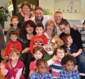 V.l.n.r.: Marion Schäfer-Blake ( Bürgermeisterin Würzburg), Susanna Khoury (Chefredakteurin Leporello), Norbert Schmelz, (Eyecatch Fotodesign Würzburg), Dr. Esther Knemeyer- Pereira (Pressechefin von E.ON Bayern Würzburg), Rudi Ramming (Pianist), Nele Neitzke (Leiterin des Kinder- und Jugendtheaters im Mainfranken Theater) und die Kinder vom Kinderhaus St. Albert in Würzburg.