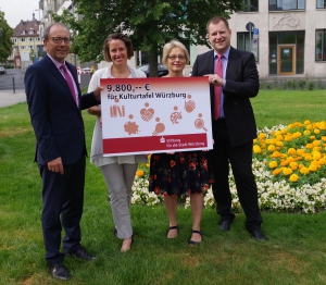 Rainer Ankenbrand und Jens Rauch übergeben einen Scheck über 9.800 Euro an Annette Popp und Marion Gut für die KulturTafel Würzburg (von links). Foto: KulturTafel Würzburg