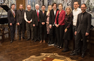 Gruppenbild mit Flügel: Die Preisträger der Kulturpreis- und Förderpreise-Verleihung mit ihren Laudatoren. Von links: Oberbürgermeister Christian Schuchardt, Kulturrefe-rent Achim Könneke, Prof. Wolf Peter Klein, Prof. Richard Roblee, Andreas und Carolin Obieglo, Michael Wollny, Dr. Christine Ott, Beate Sampson, Johannes Hepp und Hans Schödel. 