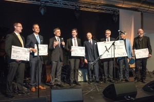 (v. li.): Bernd Riedel (Main-Post) als Vertreter des Vereins Aktion Patenkind e.V., Prof. Dr. Frank Schiefelbein (Uniklinikum Würzburg) als Mitinitiator des Prostata Hilfe Deutschland e.V., Claus Bolza-Schünemann (Koenig & Bauer), Christian Schuchardt (Oberbürgermeister Würzburg) für das Projekt barrierefreies Integrationscafe auf dem ehemaligen LGS-Gelände, Dr. Klaus Mapara (Robert Krick Verlag), David Brandstätter (Main-Post), Dr. Gunther Schunk (Vogel Communications Group) und Prof. Dr. Heinz Reinders für die Heuchelhof Dragons.