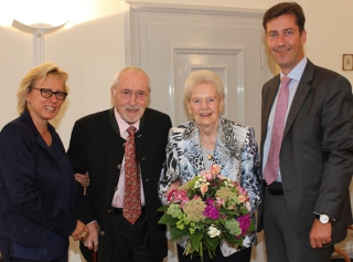 Das Ehepaar Krick wird vielen Würzburgern noch lange im Gedächtnis bleiben: Eine Aufnahme aus dem Jahr 2014. Robert und Margret Krick (m.) überreichten damals Oberbürgermeister Christian Schuchardt und der Leitenden Stiftungsdirektorin des Bürgerspitals Annette Noffz eine Spende von 30.000 Euro und tauschten sich im Amtszimmer über das Würzburger Tagesgeschehen aus, nun trauert die Stadt um ihren Ehrenbürger Robert Krick. Foto: Claudia Lother