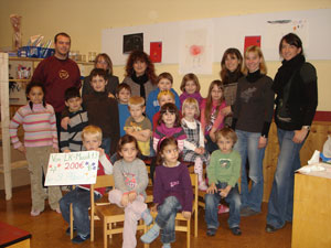 Das Matthias-Grünewald- Gymnasium, das Bockshorn und das Leporello (v.l.n.r.) übergaben an das Kinderhaus St. Albert in Würzburg weitere 821 Euro.
