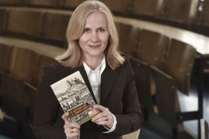 Dr. Knemeyer Pereira: „Die Kinderbetreuung in Deutschland hat leider bei Weitem noch nicht das Niveau anderer Länder erreicht. Außerdem fehlt die Einstellung skandinavischer Länder, wo auch Vorgesetzte ganz selbstverständlich um vier Uhr gehen, um ihre Kinder abzuholen.“