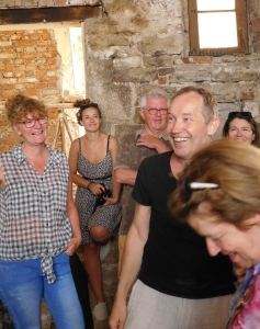 Bei der ersten Führung durch das alte Gemäuer, das bald Theater sein wird, strahlen Hannes Hirth und alle Beteiligten.