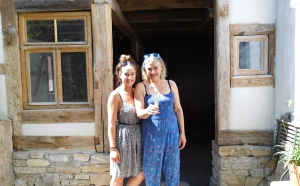 Mascha und Brigitte Obermeier freuen sich auf ihr neues Theater.